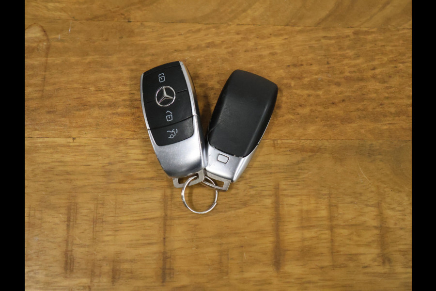 Mercedes-Benz A-Klasse 200 Business Solution AMG [CAMERA, PCA V+A, FLIPPERS, STOELVERWARMING, NAVIGATIE, CLIMATE CONTROL, TREKHAAK, NIEUWSTAAT]