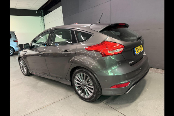 Ford Focus 1.0 ST-Line NAVI/CARPLAY/CRUISE/ECC/PDC///