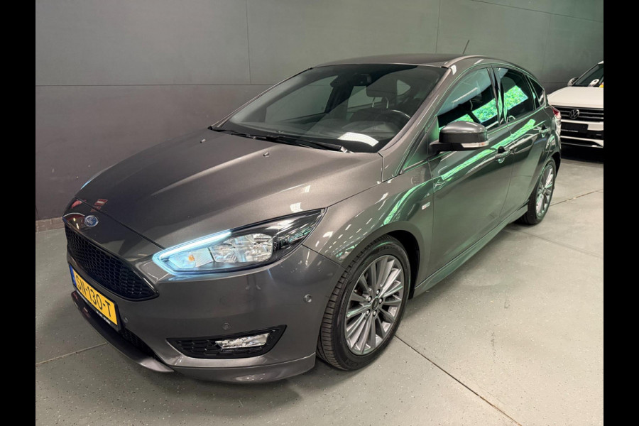Ford Focus 1.0 ST-Line NAVI/CARPLAY/CRUISE/ECC/PDC///