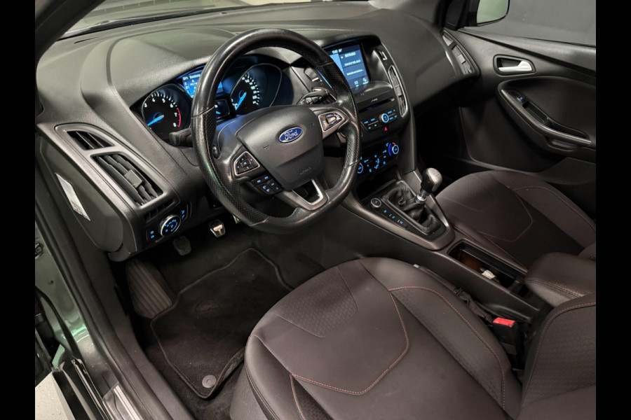 Ford Focus 1.0 ST-Line NAVI/CARPLAY/CRUISE/ECC/PDC///