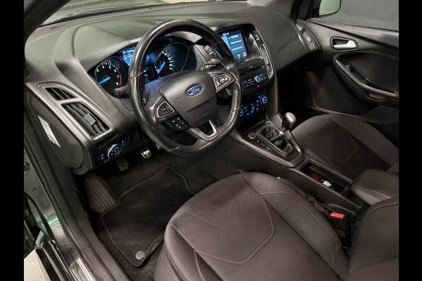 Ford Focus 1.0 ST-Line NAVI/CARPLAY/CRUISE/ECC/PDC///