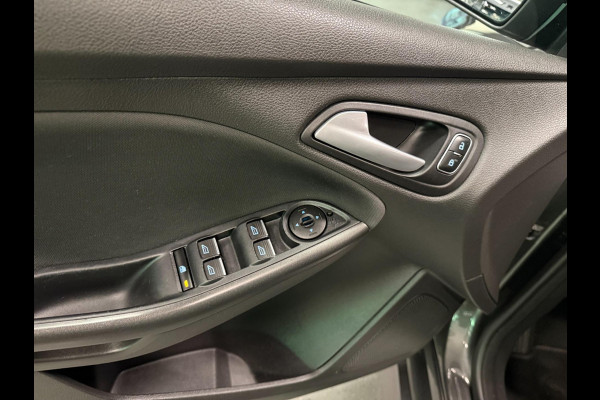 Ford Focus 1.0 ST-Line NAVI/CARPLAY/CRUISE/ECC/PDC///