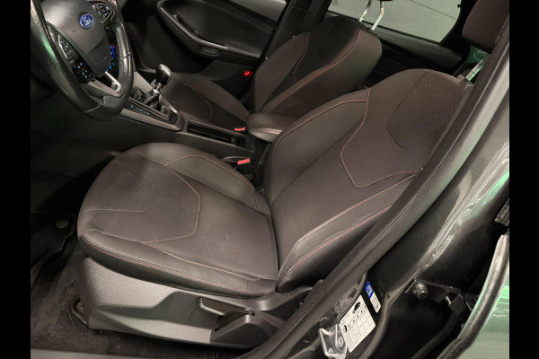 Ford Focus 1.0 ST-Line NAVI/CARPLAY/CRUISE/ECC/PDC///