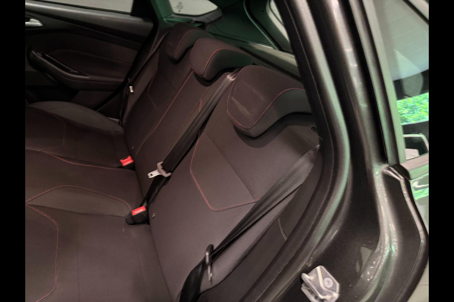Ford Focus 1.0 ST-Line NAVI/CARPLAY/CRUISE/ECC/PDC///