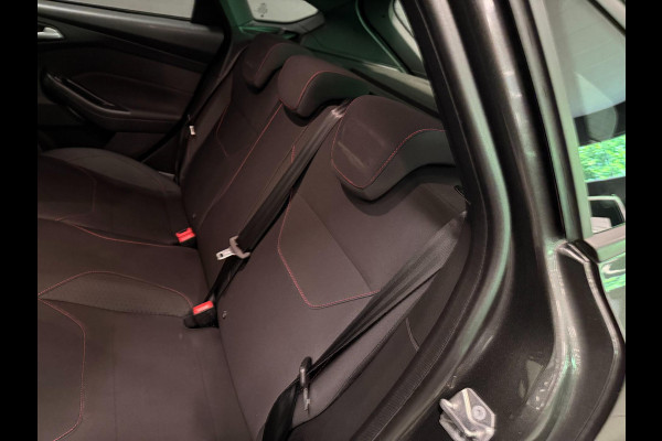 Ford Focus 1.0 ST-Line NAVI/CARPLAY/CRUISE/ECC/PDC///