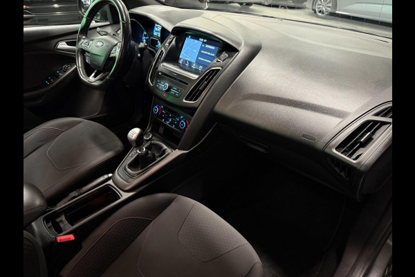 Ford Focus 1.0 ST-Line NAVI/CARPLAY/CRUISE/ECC/PDC///