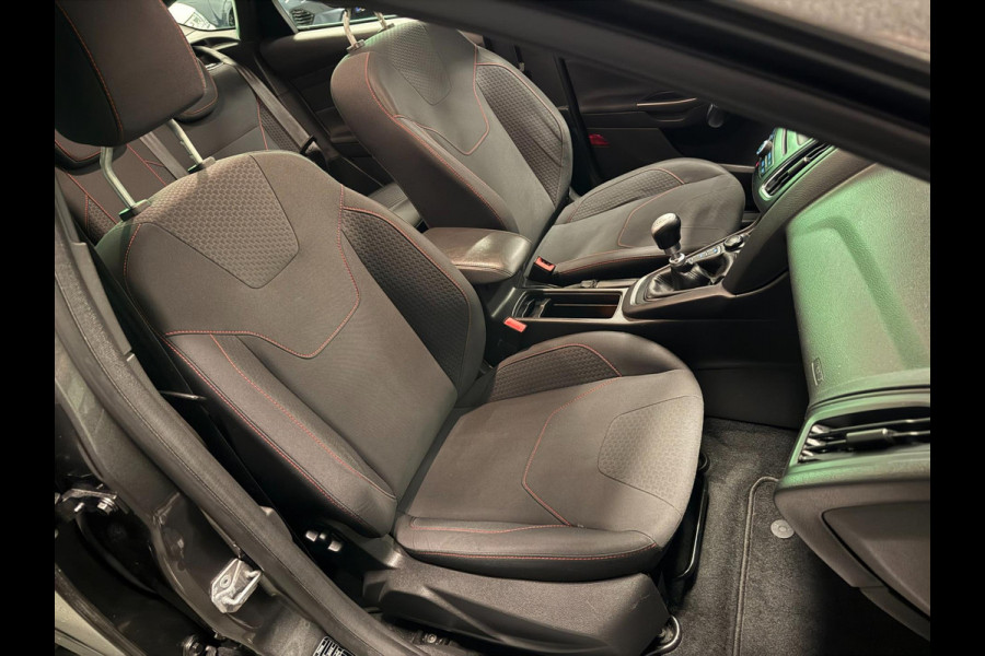 Ford Focus 1.0 ST-Line NAVI/CARPLAY/CRUISE/ECC/PDC///