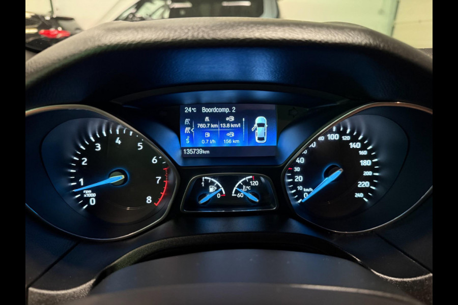 Ford Focus 1.0 ST-Line NAVI/CARPLAY/CRUISE/ECC/PDC///