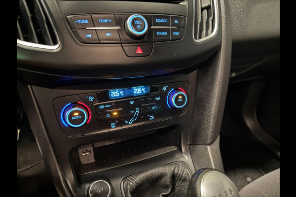 Ford Focus 1.0 ST-Line NAVI/CARPLAY/CRUISE/ECC/PDC///