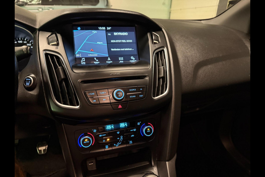 Ford Focus 1.0 ST-Line NAVI/CARPLAY/CRUISE/ECC/PDC///