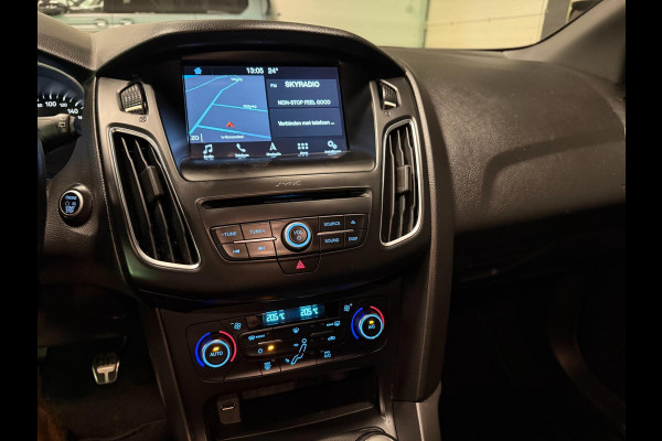 Ford Focus 1.0 ST-Line NAVI/CARPLAY/CRUISE/ECC/PDC///