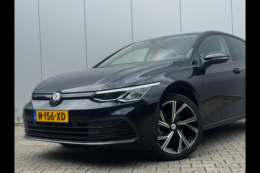 Volkswagen Golf 1.0 eTSI LIFE CARPLAY ORIGINEEL NEDERLANDS NAP PARKEERSENSOREN VIRTUAL SFEERVERLICHTING DEALER ONDERHOUDEN
