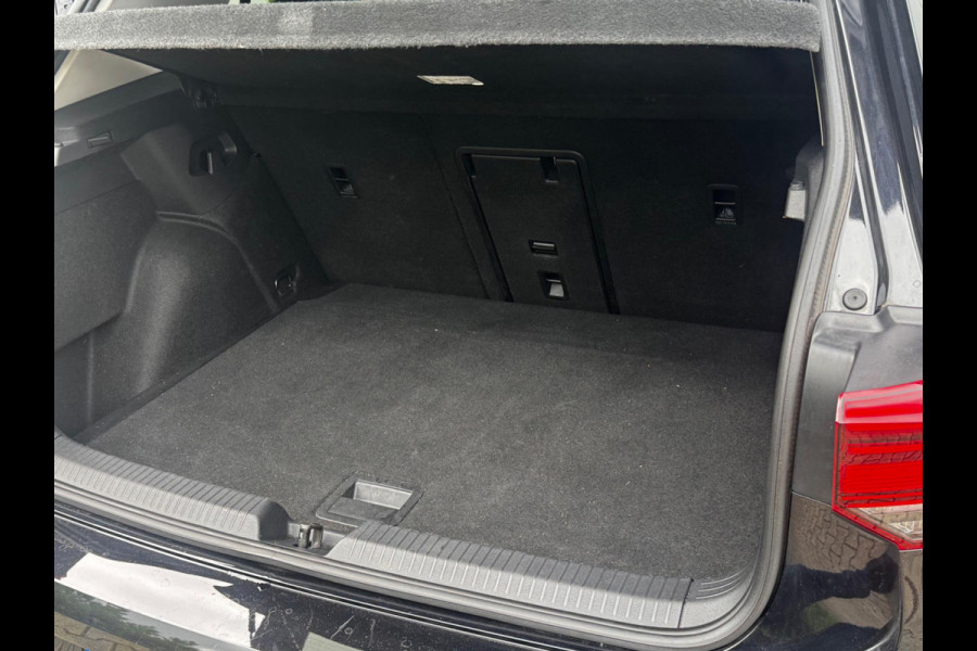 Volkswagen Golf 1.0 eTSI LIFE CARPLAY ORIGINEEL NEDERLANDS NAP PARKEERSENSOREN VIRTUAL SFEERVERLICHTING DEALER ONDERHOUDEN