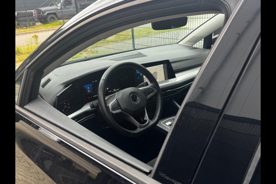 Volkswagen Golf 1.0 eTSI LIFE CARPLAY ORIGINEEL NEDERLANDS NAP PARKEERSENSOREN VIRTUAL SFEERVERLICHTING DEALER ONDERHOUDEN
