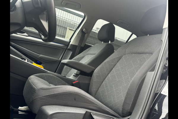 Volkswagen Golf 1.0 eTSI LIFE CARPLAY ORIGINEEL NEDERLANDS NAP PARKEERSENSOREN VIRTUAL SFEERVERLICHTING DEALER ONDERHOUDEN