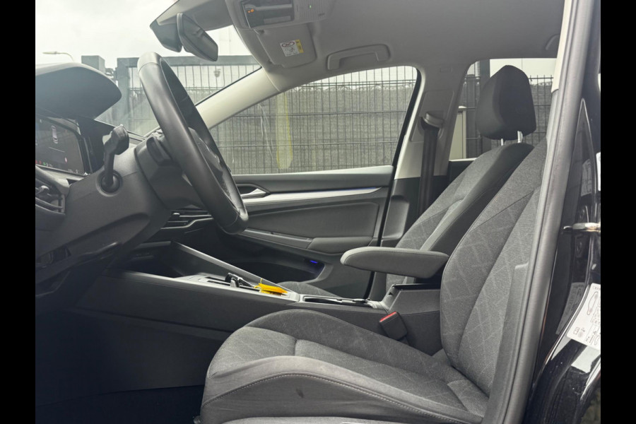 Volkswagen Golf 1.0 eTSI LIFE CARPLAY ORIGINEEL NEDERLANDS NAP PARKEERSENSOREN VIRTUAL SFEERVERLICHTING DEALER ONDERHOUDEN