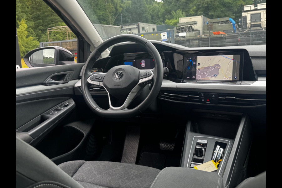 Volkswagen Golf 1.0 eTSI LIFE CARPLAY ORIGINEEL NEDERLANDS NAP PARKEERSENSOREN VIRTUAL SFEERVERLICHTING DEALER ONDERHOUDEN