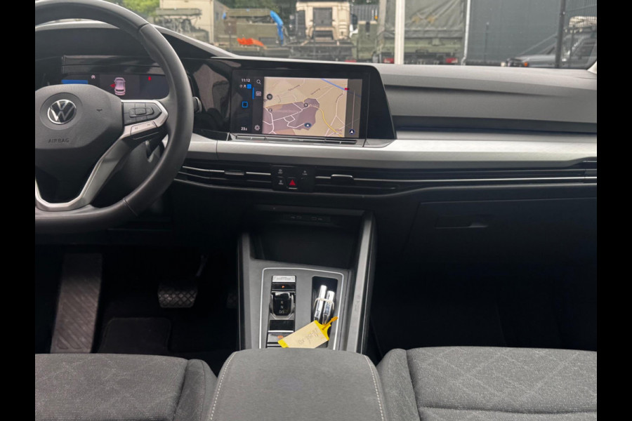 Volkswagen Golf 1.0 eTSI LIFE CARPLAY ORIGINEEL NEDERLANDS NAP PARKEERSENSOREN VIRTUAL SFEERVERLICHTING DEALER ONDERHOUDEN