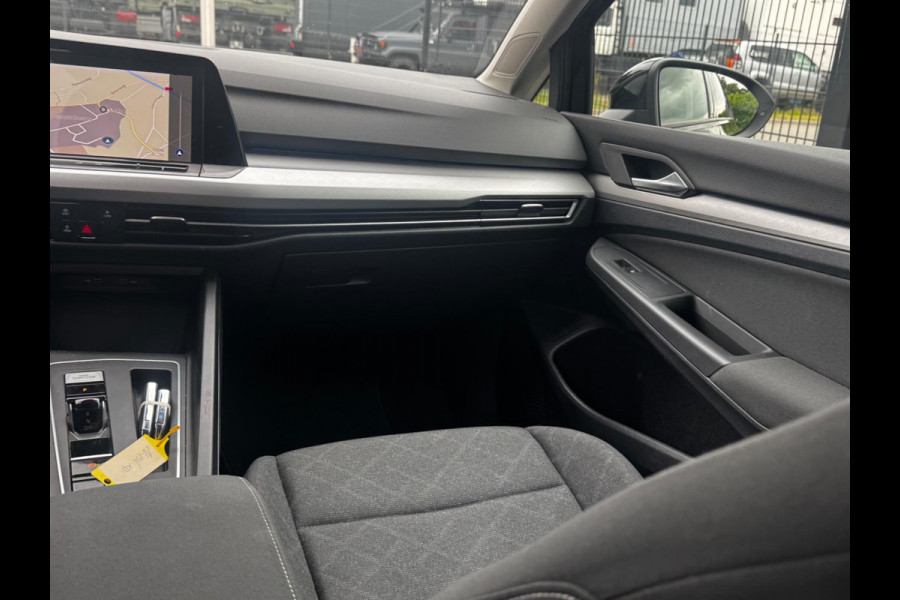 Volkswagen Golf 1.0 eTSI LIFE CARPLAY ORIGINEEL NEDERLANDS NAP PARKEERSENSOREN VIRTUAL SFEERVERLICHTING DEALER ONDERHOUDEN