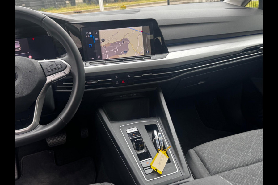 Volkswagen Golf 1.0 eTSI LIFE CARPLAY ORIGINEEL NEDERLANDS NAP PARKEERSENSOREN VIRTUAL SFEERVERLICHTING DEALER ONDERHOUDEN