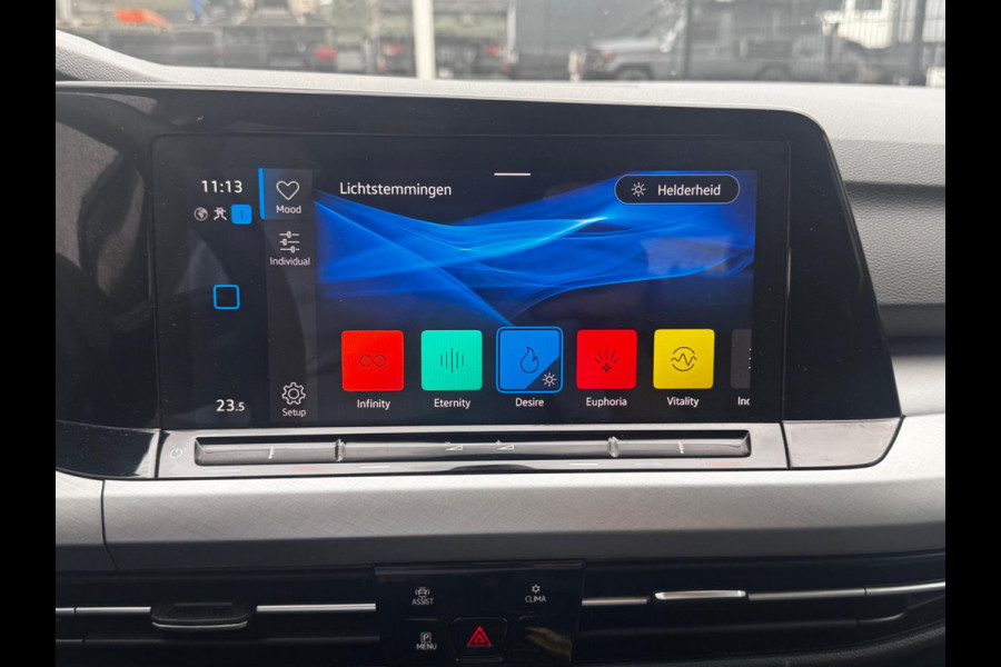 Volkswagen Golf 1.0 eTSI LIFE CARPLAY ORIGINEEL NEDERLANDS NAP PARKEERSENSOREN VIRTUAL SFEERVERLICHTING DEALER ONDERHOUDEN