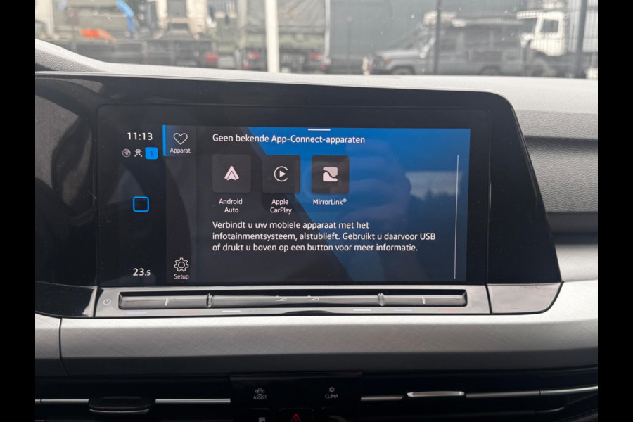 Volkswagen Golf 1.0 eTSI LIFE CARPLAY ORIGINEEL NEDERLANDS NAP PARKEERSENSOREN VIRTUAL SFEERVERLICHTING DEALER ONDERHOUDEN