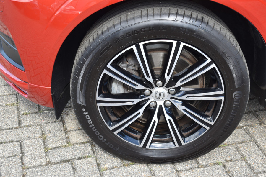 Volvo XC60 2.0 T5 Momentum | DAB | 19 Inch LM | Volvo On Call | Trekhaak | Stoelverwarming | Getint glas