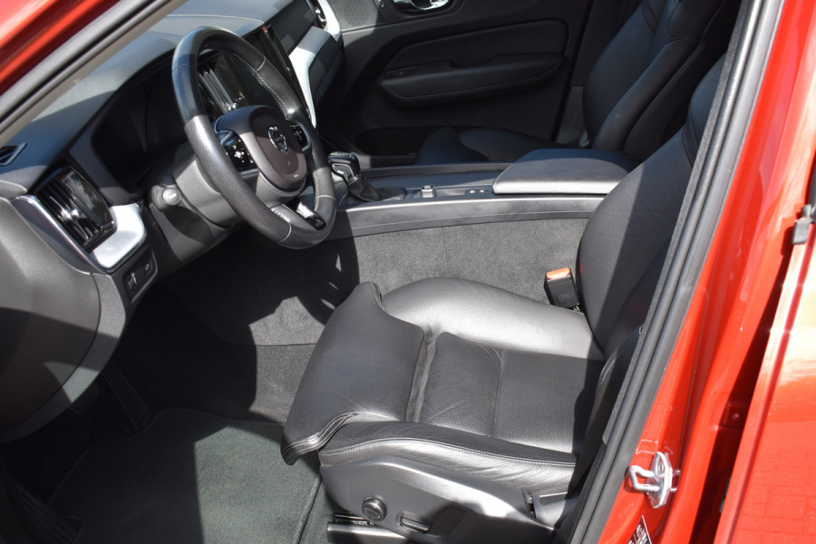 Volvo XC60 2.0 T5 Momentum | DAB | 19 Inch LM | Volvo On Call | Trekhaak | Stoelverwarming | Getint glas