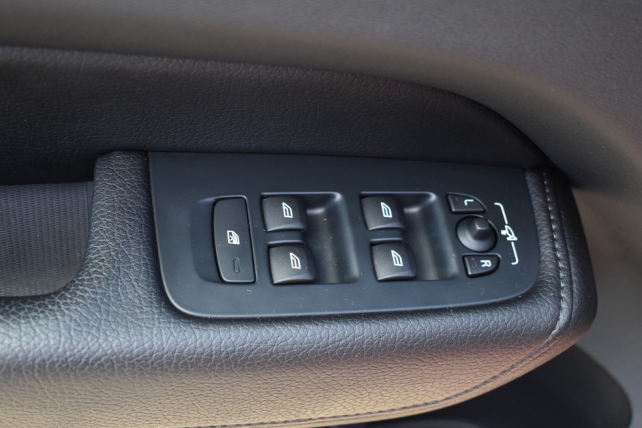 Volvo XC60 2.0 T5 Momentum | DAB | 19 Inch LM | Volvo On Call | Trekhaak | Stoelverwarming | Getint glas