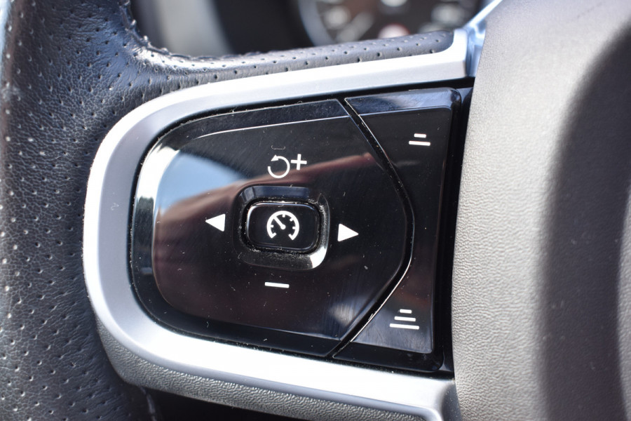 Volvo XC60 2.0 T5 Momentum | DAB | 19 Inch LM | Volvo On Call | Trekhaak | Stoelverwarming | Getint glas
