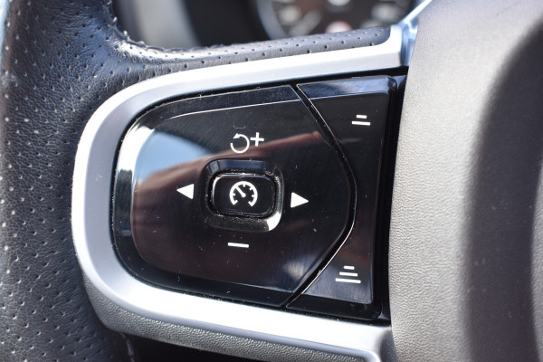 Volvo XC60 2.0 T5 Momentum | DAB | 19 Inch LM | Volvo On Call | Trekhaak | Stoelverwarming | Getint glas