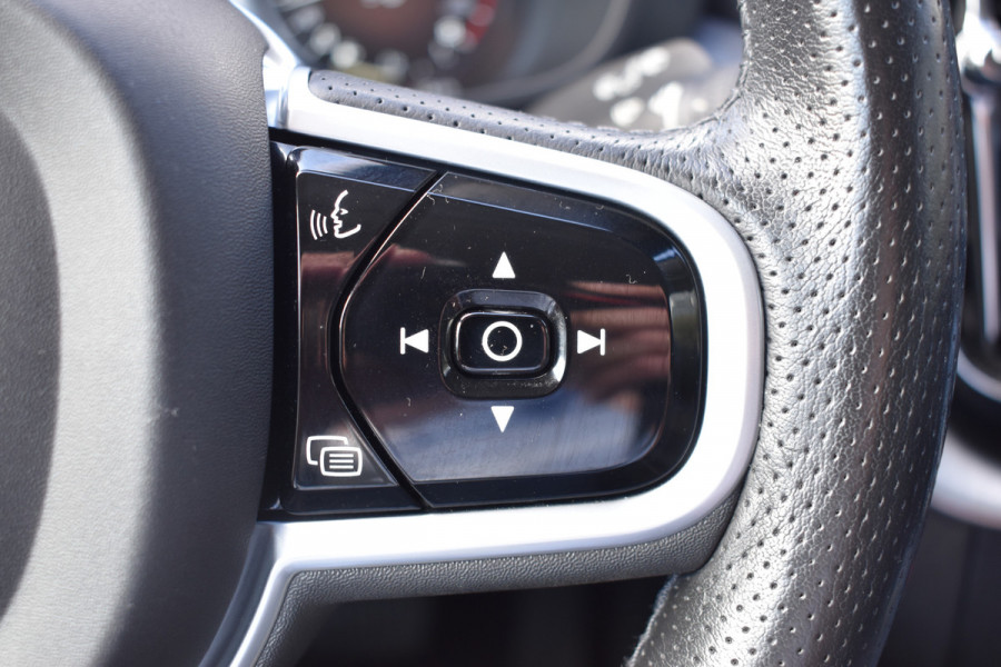 Volvo XC60 2.0 T5 Momentum | DAB | 19 Inch LM | Volvo On Call | Trekhaak | Stoelverwarming | Getint glas