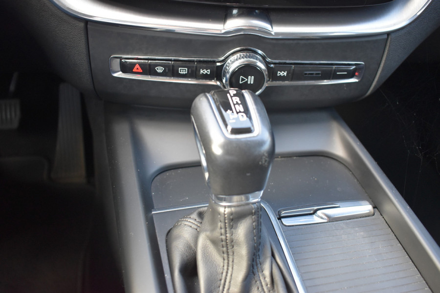 Volvo XC60 2.0 T5 Momentum | DAB | 19 Inch LM | Volvo On Call | Trekhaak | Stoelverwarming | Getint glas