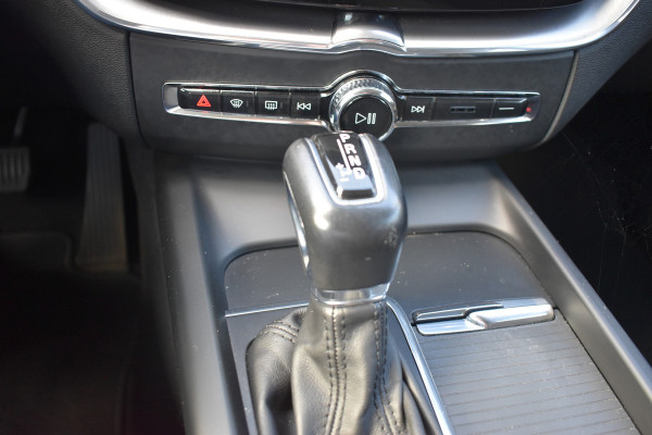 Volvo XC60 2.0 T5 Momentum | DAB | 19 Inch LM | Volvo On Call | Trekhaak | Stoelverwarming | Getint glas