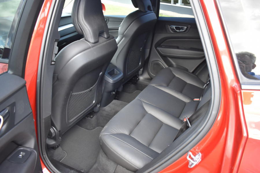 Volvo XC60 2.0 T5 Momentum | DAB | 19 Inch LM | Volvo On Call | Trekhaak | Stoelverwarming | Getint glas