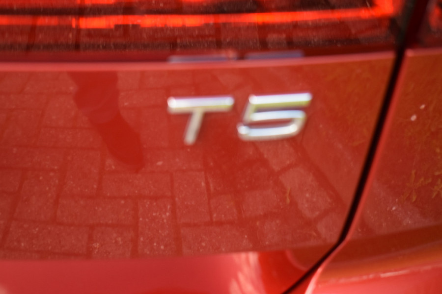 Volvo XC60 2.0 T5 Momentum | DAB | 19 Inch LM | Volvo On Call | Trekhaak | Stoelverwarming | Getint glas