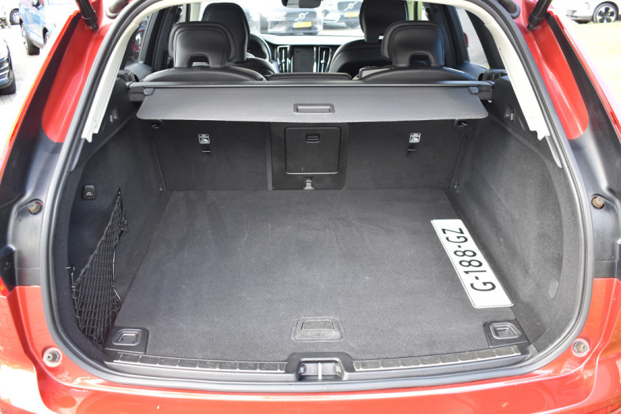 Volvo XC60 2.0 T5 Momentum | DAB | 19 Inch LM | Volvo On Call | Trekhaak | Stoelverwarming | Getint glas