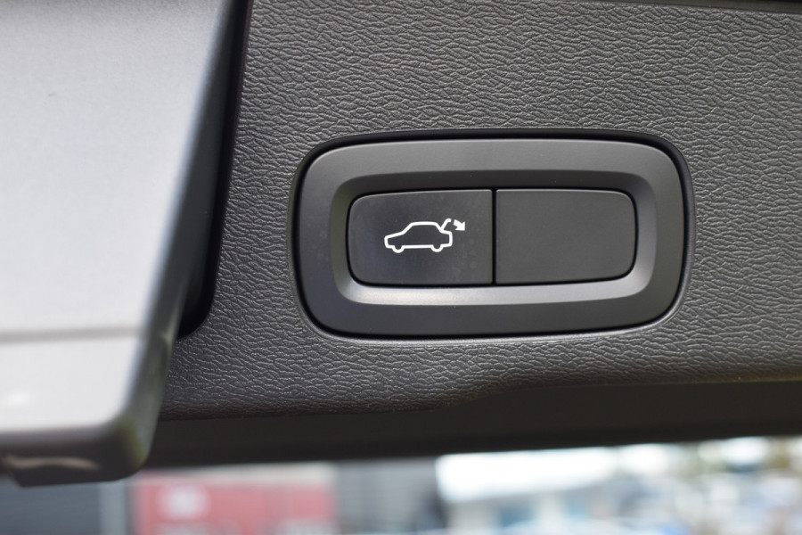 Volvo XC60 2.0 T5 Momentum | DAB | 19 Inch LM | Volvo On Call | Trekhaak | Stoelverwarming | Getint glas