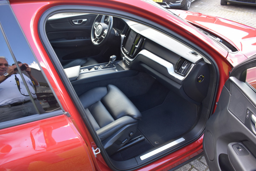 Volvo XC60 2.0 T5 Momentum | DAB | 19 Inch LM | Volvo On Call | Trekhaak | Stoelverwarming | Getint glas