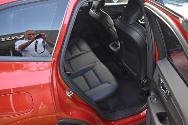 Volvo XC60 2.0 T5 Momentum | DAB | 19 Inch LM | Volvo On Call | Trekhaak | Stoelverwarming | Getint glas