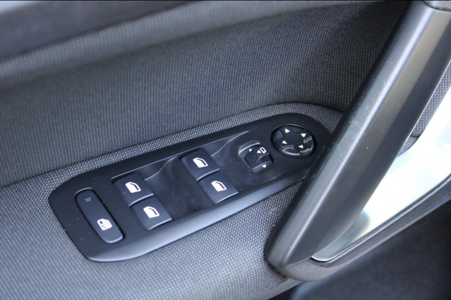 Peugeot 308 SW 1.2 PureTech Blue Lease Executive Navi Pano