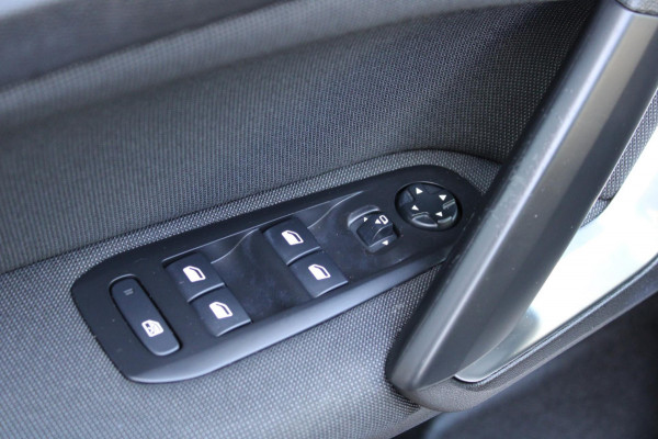 Peugeot 308 SW 1.2 PureTech Blue Lease Executive Navi Pano