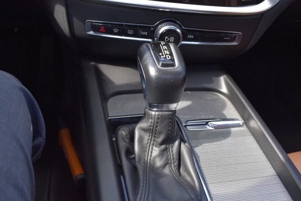 Volvo V60 2.0 T5 Inscription Leer | Pano Dak | ACC | Stoelverwarming | Park V+A | Styling Kit