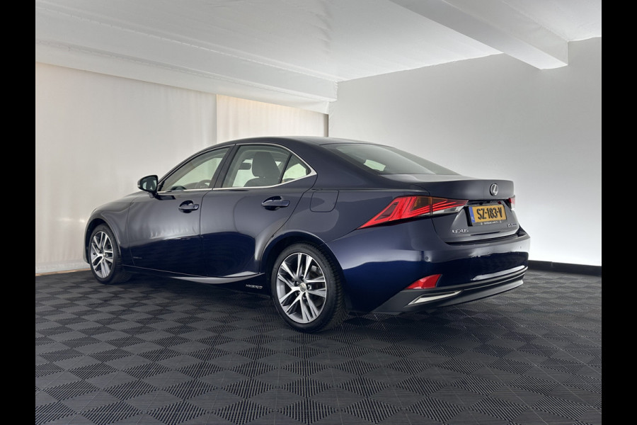 Lexus IS 300h Hybrid Business Line Aut. *PANO | LEATHER-MICROFIBRE | FULL-LED | NAVI-FULLMAP | HEATED-COMFORTSEATS | CAMERA | ECC | SHIFT-PADDLES | PDC | CRUISE | 17''ALU*