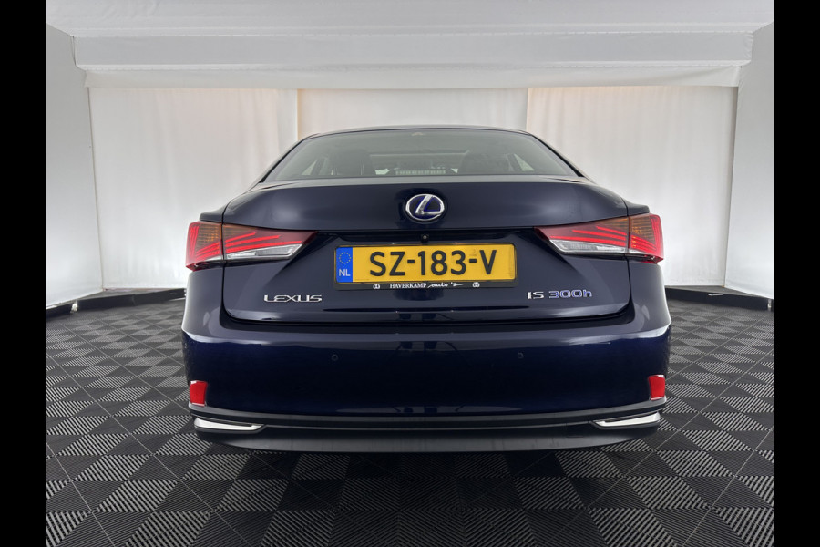 Lexus IS 300h Hybrid Business Line Aut. *PANO | LEATHER-MICROFIBRE | FULL-LED | NAVI-FULLMAP | HEATED-COMFORTSEATS | CAMERA | ECC | SHIFT-PADDLES | PDC | CRUISE | 17''ALU*