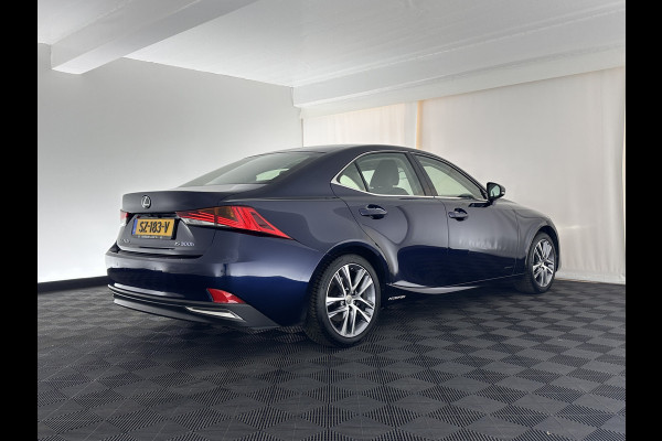 Lexus IS 300h Hybrid Business Line Aut. *PANO | LEATHER-MICROFIBRE | FULL-LED | NAVI-FULLMAP | HEATED-COMFORTSEATS | CAMERA | ECC | SHIFT-PADDLES | PDC | CRUISE | 17''ALU*