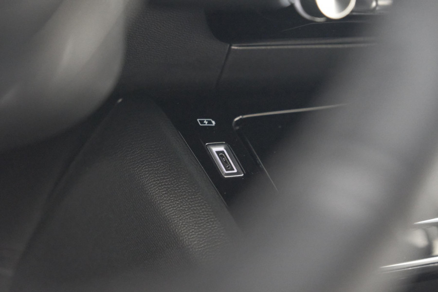 Peugeot 2008 Hybrid 136 e-DCS6 Allure | 360 Camera | Adaptieve Cruise Control | Dodehoekdetectie | Navigatie Peugeot 2008 Hybrid 136 e-DCS6 Allure | 360 Camera | Adaptieve Cruise Control | Dodehoekdetectie | Navigatie