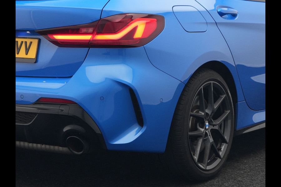 BMW 1-serie M135i xDrive 306pk Dealer O.H Competition Sportstoelen | Panodak | Head Up | Adaptive Cruise |  Blis | Keyless | Apple Carplay | Virtual | Stuurverwarming | Navigatie | DAB |