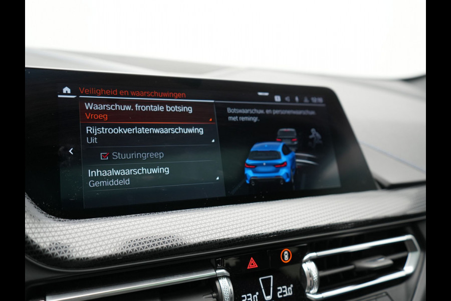 BMW 1-serie M135i xDrive 306pk Dealer O.H Competition Sportstoelen | Panodak | Head Up | Adaptive Cruise |  Blis | Keyless | Apple Carplay | Virtual | Stuurverwarming | Navigatie | DAB |