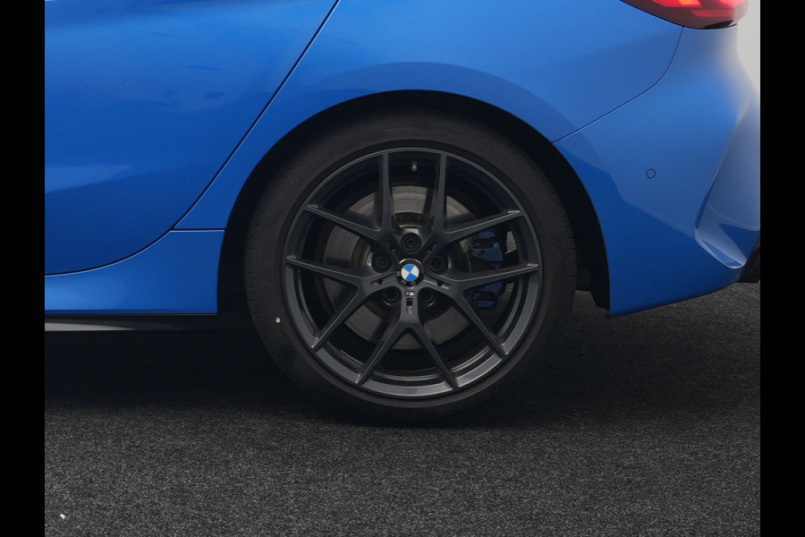 BMW 1-serie M135i xDrive 306pk Dealer O.H Competition Sportstoelen | Panodak | Head Up | Adaptive Cruise |  Blis | Keyless | Apple Carplay | Virtual | Stuurverwarming | Navigatie | DAB |